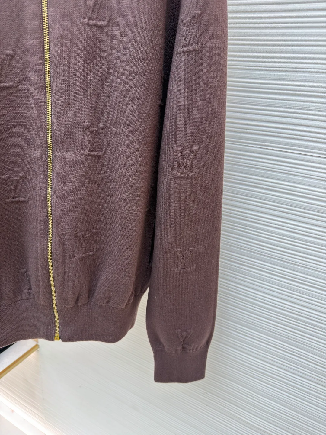 LOUIS VUITTON embossed executive jacket ●Original version: purchased and developed by 16756 ●Item number: 1681942-C00 ●Fabric: 100% cotton ●Technology: embossed production ●Color: brown ●Version: fitted version ●Weight: about 790 grams ●Size: S-M-L-XL ●Description: This Louis Vuitton knitted jacket is made of high-density cotton fabric. The classic LV logo is evenly woven into the body through three-dimensional jacquard technology. The texture is full and the touch is delicate. The neckline is designed with a lapel and is paired with a metal zipper placket (the zipper head is engraved with the brand logo), and the details highlight the texture. The cuffs and hem are ribbed, taking into account elasticity and fit, improving wearing comfort. The whole piece is cut in one piece, with seamless seams. The shape is crisp and the lines are smooth. It not only retains the softness of knitted items, but also has the silhouette of a jacket. It is a combination of craftsmanship and brand identity. The overall wiring is straight and delicate, the fabric is comfortable and soft, and the color is consistent without color difference. It can be matched with the same style to create a fashionable look and control various occasions. Customized accessories, complete with three standards, same style for men and women!